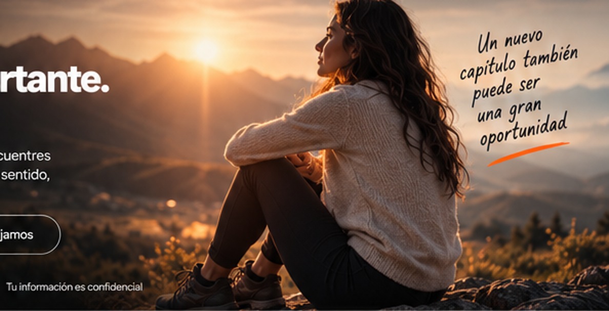 Mujer contemplando el amanecer en la montaña durante una etapa de cambio