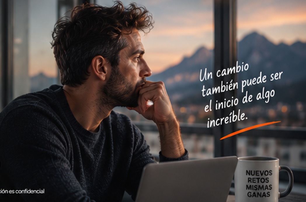 Hombre reflexionando frente a la ventana durante un cambio profesional