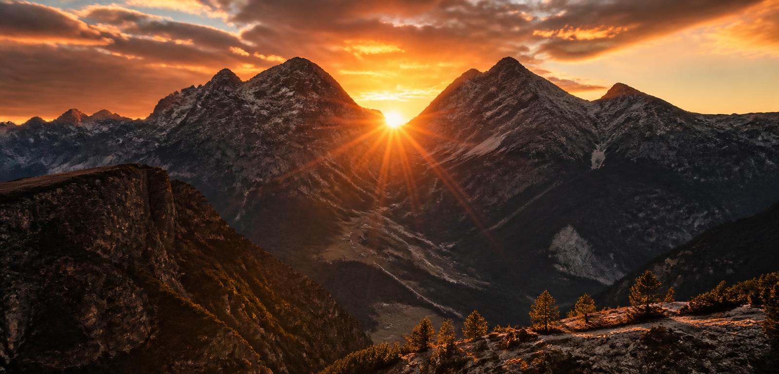 Amanecer entre montañas